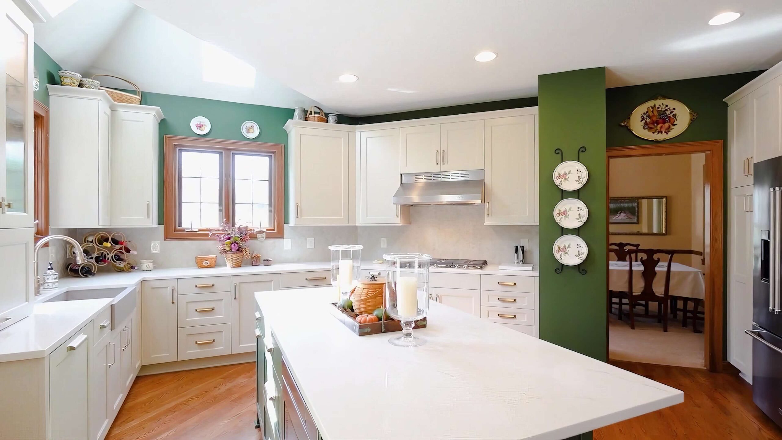 kitchen-with-greenclock-it